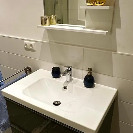 Mauerblick In Der Altstadt Mit Smart Tv Waschtrockner Und Voll Ausgestatteter Kueche *