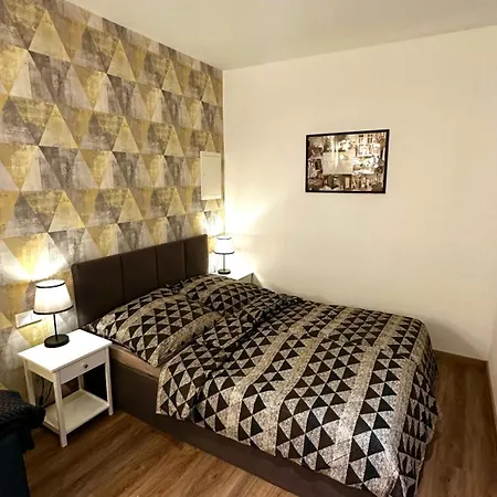 Mauerblick In Der Altstadt Mit Smart Tv Waschtrockner Und Voll Ausgestatteter Kueche