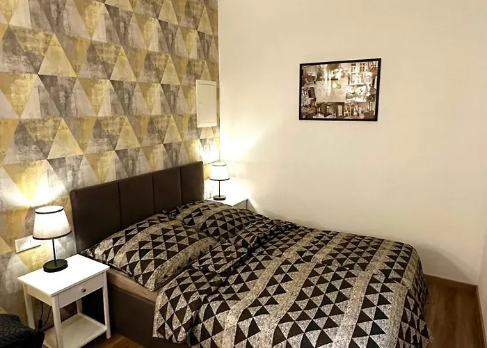 Mauerblick In Der Altstadt Mit Smart Tv Waschtrockner Und Voll Ausgestatteter Kueche